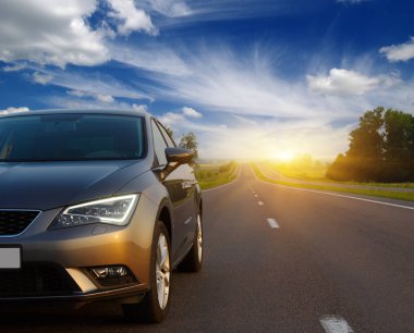  Araba ve ışık yolda..