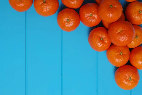 Апельсины Фоне Деревянного Стола Копировальным Пространством Вид Сверху — стоковое фото