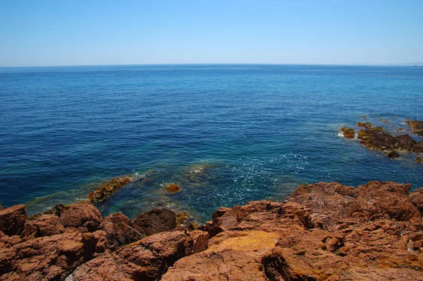 Paisaje Del Mar Con Rocas Agua Azul Clara Bahía — Foto de Stock