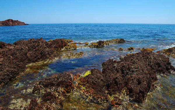 Пейзаж Моря Скалами Чистая Голубая Вода Заливе — стоковое фото