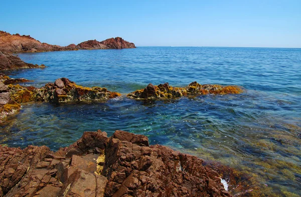 Пейзаж Моря Скалами Чистая Голубая Вода Заливе — стоковое фото