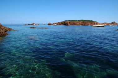 Güzel bir yaz panoramik deniz manzarası. Uçurumun berrak gök mavisi deniz yatlarının ufuktaki görüntüsü..