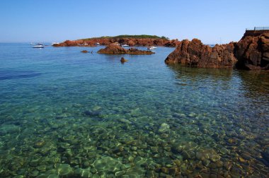 Denizin taşlı manzarası. Koyda berrak mavi su.