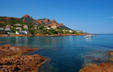 Güzel bir yaz panoramik deniz manzarası. Uçurumun berrak gök mavisi deniz yatlarının ufuktaki görüntüsü..