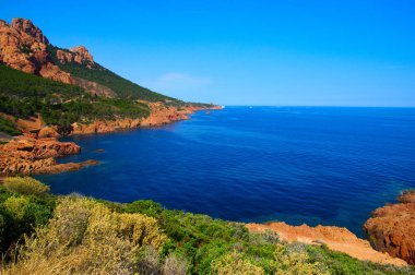Denizin taşlı manzarası. Koyda berrak mavi su.