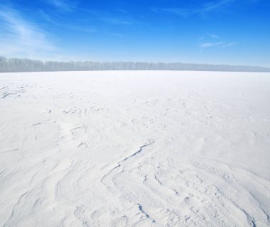 Kar ve bulutlu gökyüzü