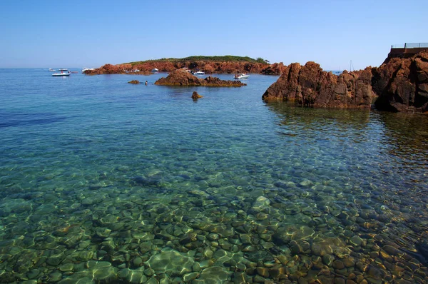 Denizin taşlı manzarası. Koyda berrak mavi su.