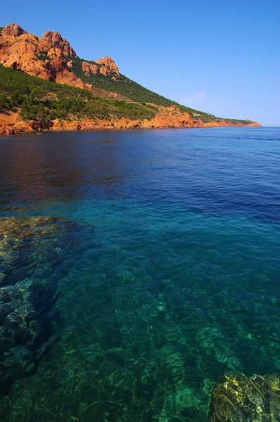 Paisaje Del Mar Con Rocas Agua Azul Clara Bahía — Foto de Stock