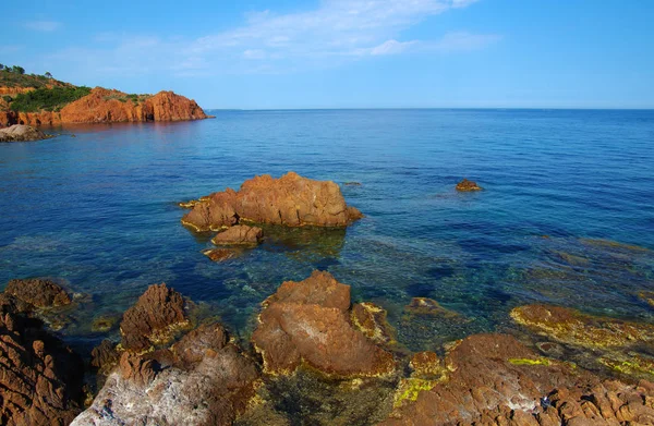 Krajobraz Morza Skałami Przezroczysta Niebieska Woda Zatoce — Zdjęcie stockowe