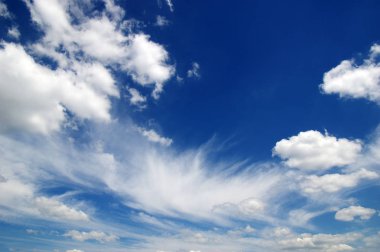 mavi gökyüzü ve beyaz bulutların arkaplanı