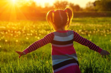 Kız alanında güneş ışığı altında