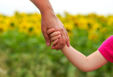 Anne ve kızı diğer her sahada tutan eller