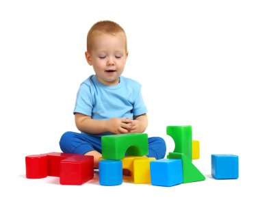 Küçük çocuk oyuncak beyaz arka plan üzerinde izole çalmaya