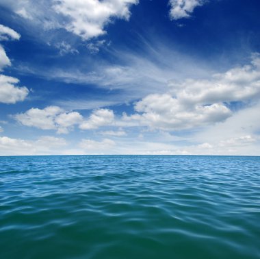Gökyüzünde mavi deniz suyu yüzeyi