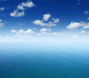 Gökyüzünde mavi deniz suyu yüzeyi