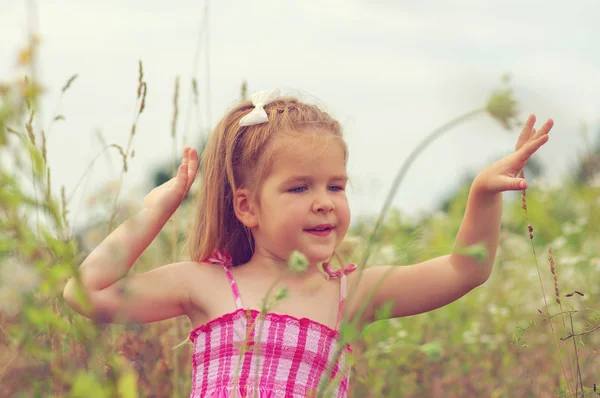 Kleines Mädchen Auf Der Wiese Frühlingstag — Stockfoto