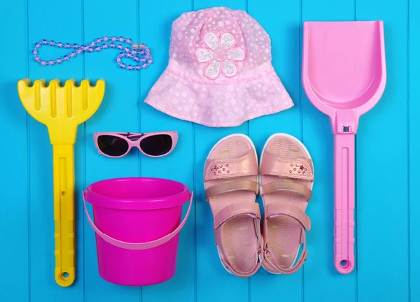 Sommer Accessoires Von Mädchen Auf Blauem Holzhintergrund — Stockfoto