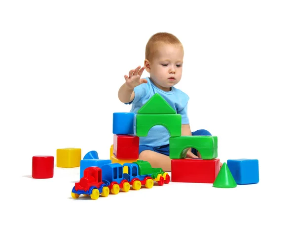 Маленький Хлопчик Грає Іграшку Ізольовано Білому Тлі — стокове фото