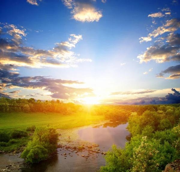 Güneşli Bir Nehir Manzarası — Stok fotoğraf