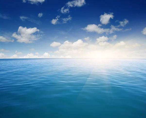 Голубое Море Солнце Небе — стоковое фото