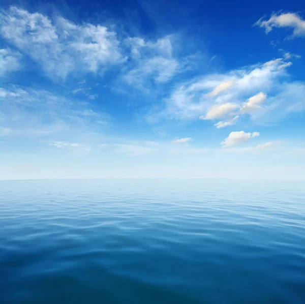 Modrá Hladina Mořské Vody Obloze — Stock fotografie