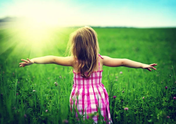 Menina Apreciando Natureza Prado Braços Estendidos Fresco Manhã Verão Campo — Fotografia de Stock