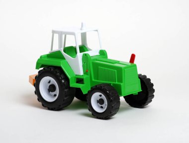 beyaz arkaplanda izole edilmiş oyuncak araba