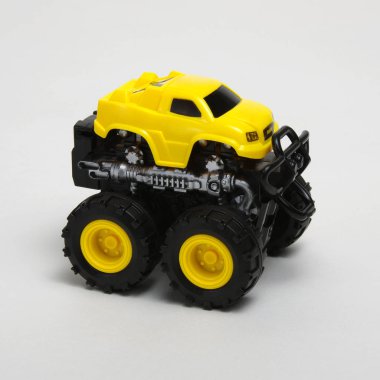 beyaz arkaplanda izole edilmiş oyuncak araba