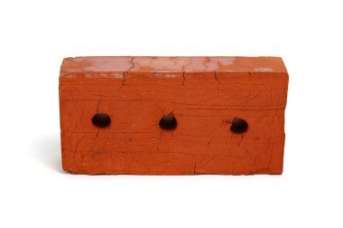 Beyaz arkaplanda kırmızı tuğla izole edildi