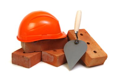 Tuğla, kırmızı başlık ve araçlar beyaz arkaplanda izole