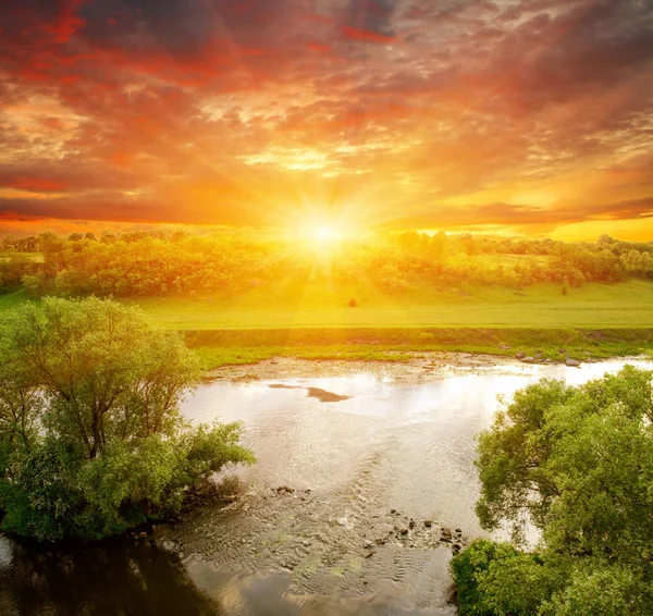 Güneşli Bir Nehir Manzarası — Stok fotoğraf