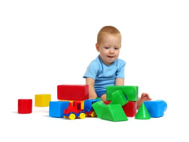 Küçük çocuk oyuncak beyaz arka plan üzerinde izole çalmaya