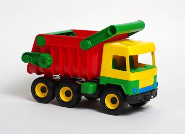 beyaz arkaplanda izole edilmiş oyuncak araba