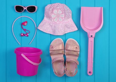 Kız mavi ahşap zemin üzerine yaz aksesuarları