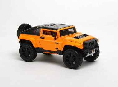 beyaz arkaplanda izole edilmiş oyuncak araba