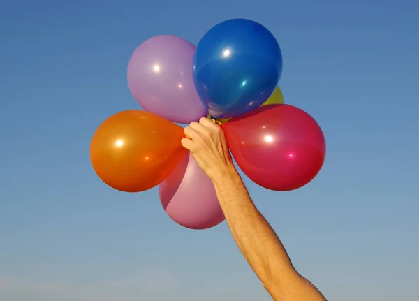 Mão Segurando Balões Coloridos Céu — Fotografia de Stock