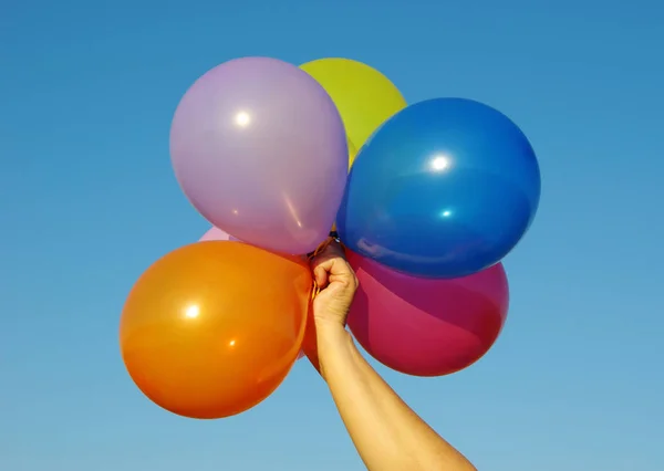 Mão Segurando Balões Coloridos Céu — Fotografia de Stock