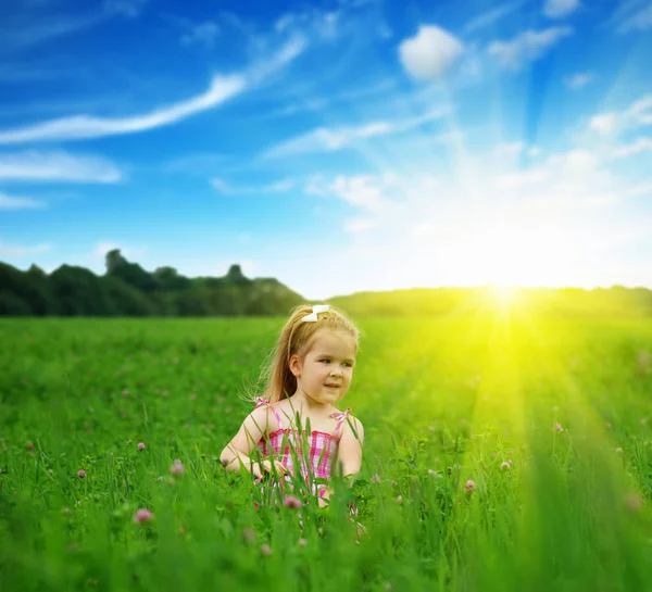 Kleines Mädchen Auf Der Wiese Frühlingstag — Stockfoto