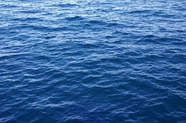 Dalgalı Mavi Deniz Yüzeyi Arkaplanı — Stok fotoğraf