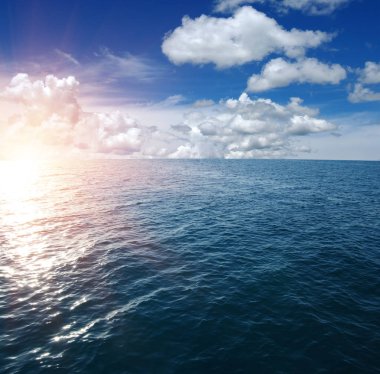 Gün batımında mavi deniz ve güneş