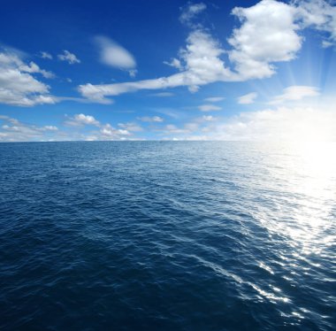 Gökyüzünde mavi deniz ve güneş