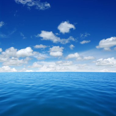 Gökyüzünde mavi deniz suyu yüzeyi