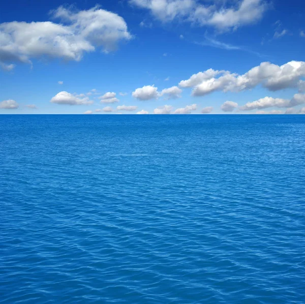 空の青い海の水面 — ストック写真