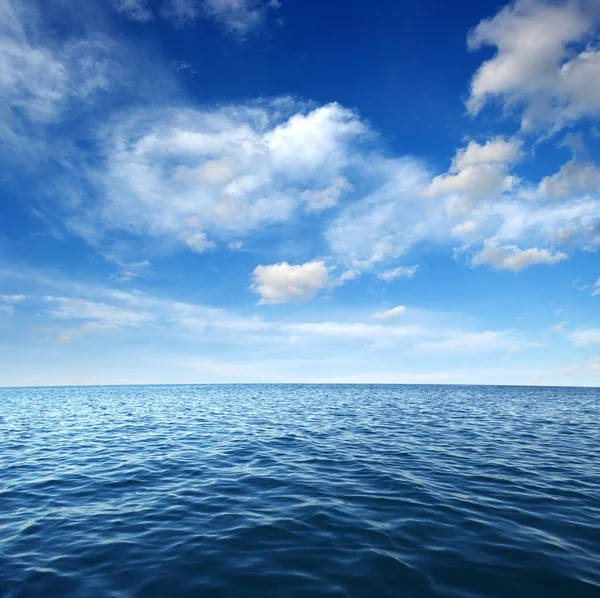 空の青い海の水面 — ストック写真