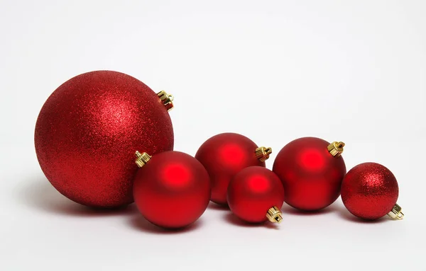 Bola Natal Vermelho Isolado Fundo Branco — Fotografia de Stock