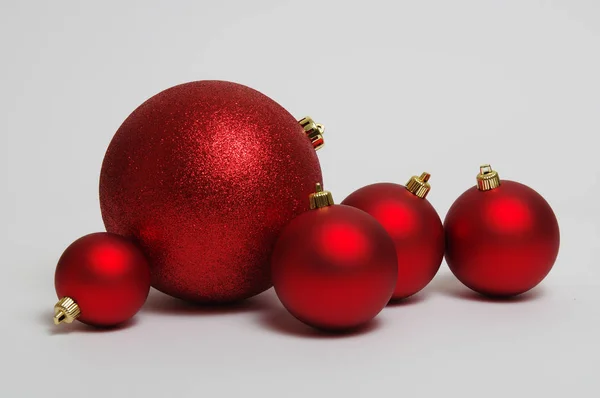 Kırmızı Noel Topu Beyaz Arkaplanda Izole Edilmiş — Stok fotoğraf