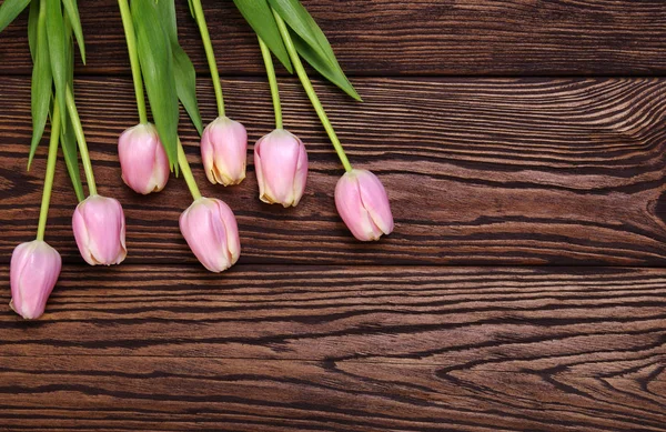 Tulipani su tavolo di legno — Foto Stock