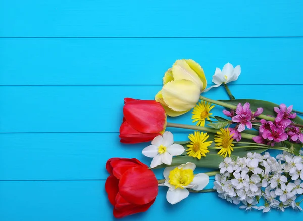 Tulpen op een houten achtergrond — Stockfoto