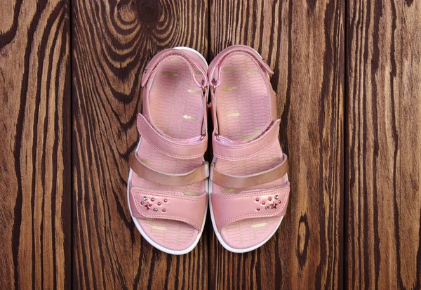 Kind sandalen op een hout — Stockfoto