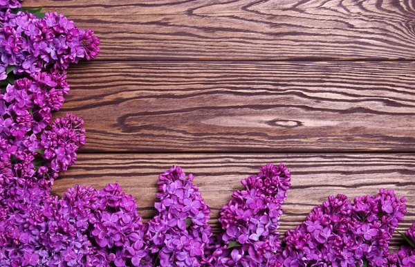 Flores lilás em uma velha madeira — Fotografia de Stock